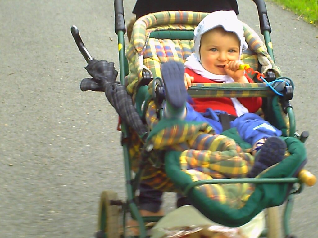 dziecko spacerujące w wózku